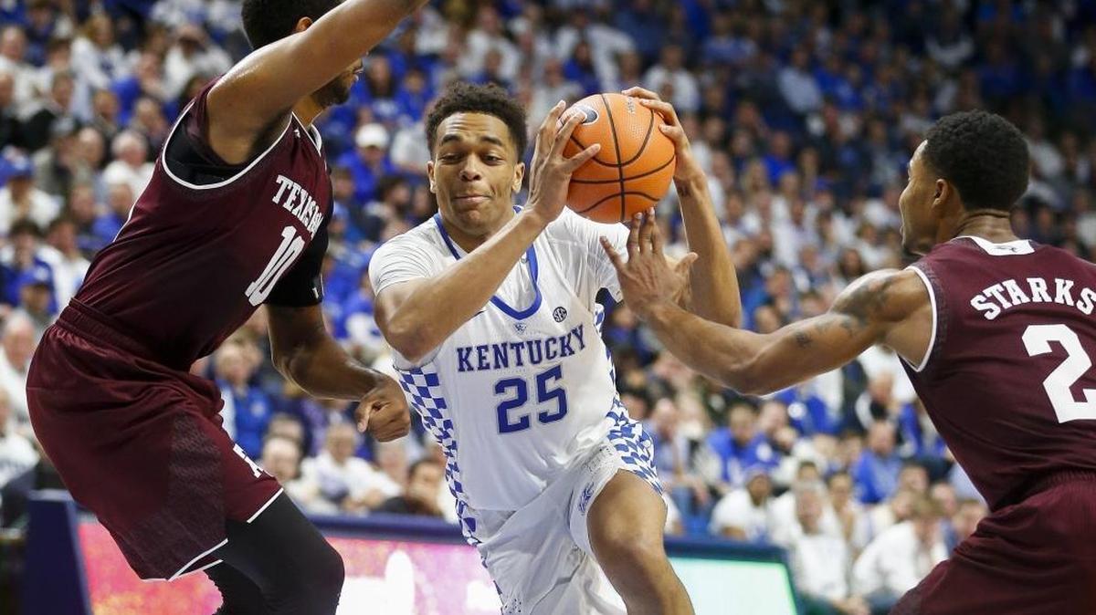 Kentucky forward PJ Washington (25) drove between Texas A&M center Tonny Trocha-Morelos (10) and guard TJ Starks (2) during their game in Rupp Arena on Tuesday night. Washington scored 16 points as Kentucky beat Texas A&M 74-73.