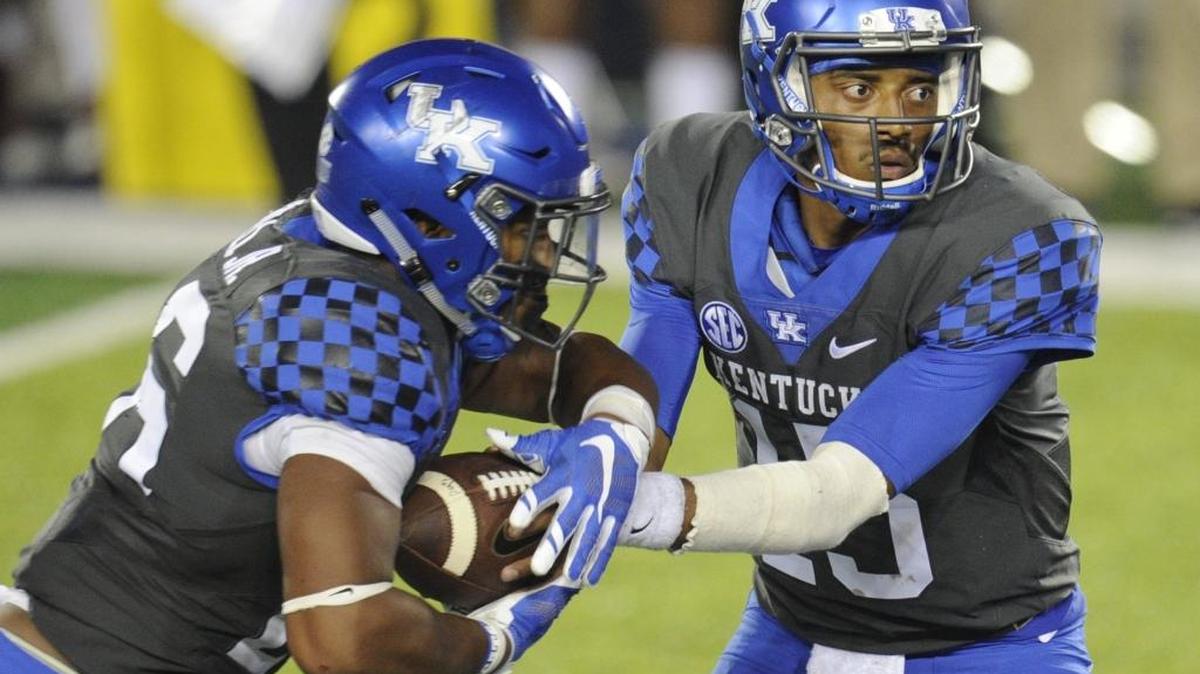 Kentucky quarterback Stephen Johnson hands off to running back Benny Snell, Jr. during the fourth quarter of UK’s 17-10 win over South Carolina at Commonwealth Stadium on Saturday, Sept. 24, 2016.