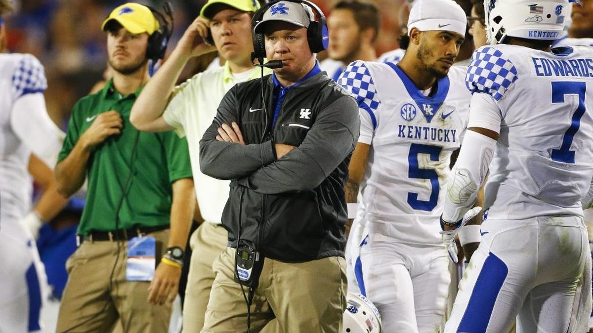 Kentucky Coach Mark Stoops, center, watched from the sidelines as Georgia running back Sony Michel (1) scored a touchdown during the Cats’ 42-13 loss to the Bulldogs on Saturday.