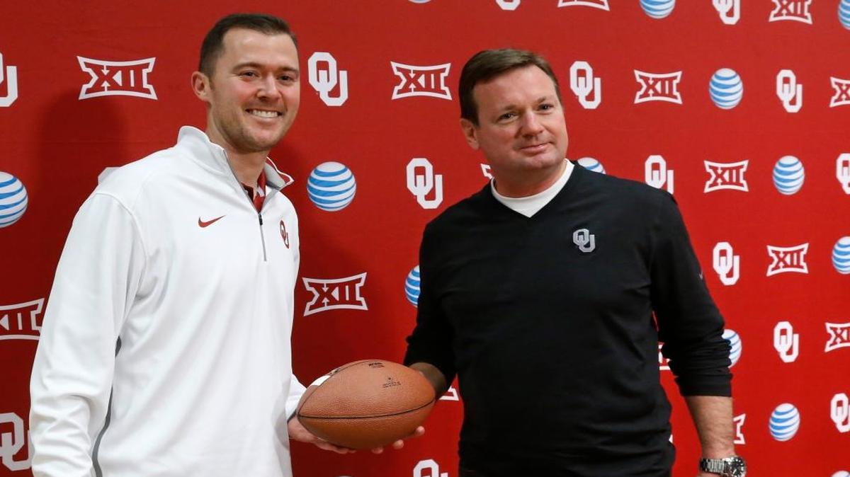 Oklahoma coach Bob Stoops, right, posed for a photo with new offensive coordinator Lincoln Riley following a news conference in Norman, Okla., on Jan. 17, 2015. The school announced Wednesday that Stoops has decided to retire as head coach after 18 seasons. He will be succeeded by the 33-year-old Riley.