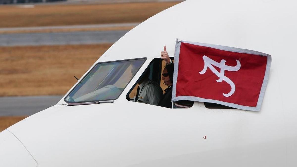 The pilot of the aircraft carrying the Alabama team home after winning the national championship game gave a thumbs up to fans at the Tuscaloosa (Ala.) Regional Airport on Tuesday. Alabama defeated Georgia 26-23 in overtime in the College Football Playoff title game on Monday.