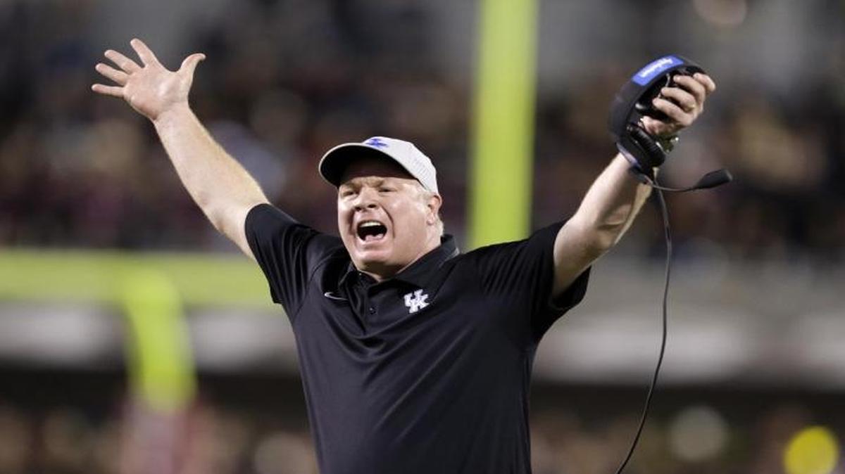 Kentucky Coach Mark Stoops tried to get an official’s attention in the second quarter against Mississippi State in Starkville, Miss., on Oct. 24, 2015.