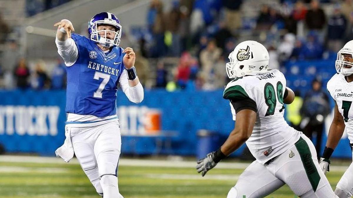 Kentucky quarterback Drew Barker (7) completed a pass as Charlotte defensive lineman Brandon Banks (99) during a November 21, 2015 game at Commonwealth Stadium.
