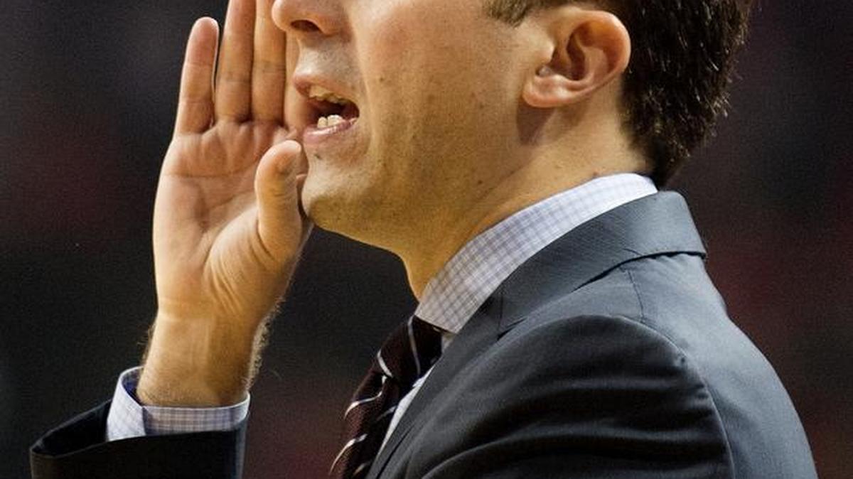 Minnesota head coach Richard Pitino instructs his team against Nebraska during the first half of an NCAA college basketball game in Lincoln, Neb., Tuesday, Jan. 12, 2016.