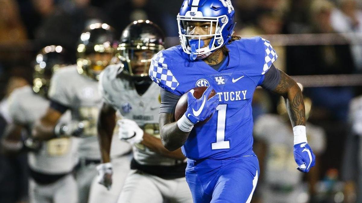 Kentucky wide receiver Lynn Bowden Jr. (1) runs the ball past Vanderbilt Commodores defenders during the Wildcats’ 44-21 win at Vanderbilt Stadium in Nashville, Tenn., Saturday, Nov. 11, 2017. Kentucky travels to Georgia on Saturday, Nov. 18, 2017.