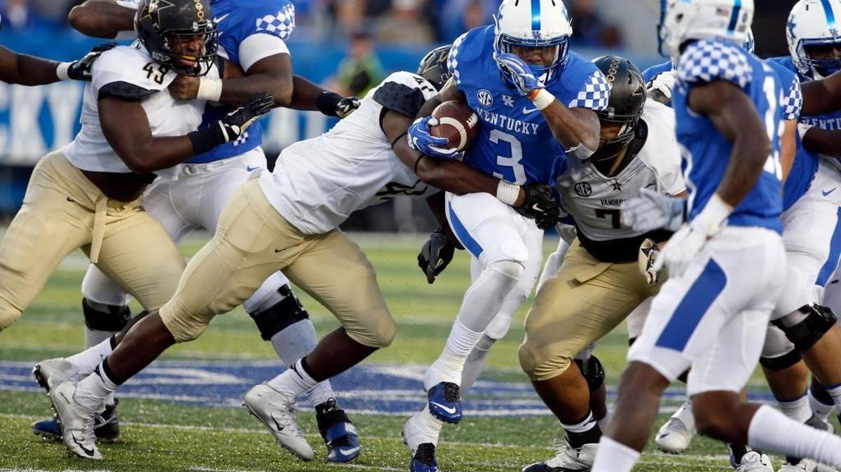 Kentucky running back Jojo Kemp (3) ran through the middle out of the Wildcat formation during the fourth quarter of UK’s 20-13 win over Vanderbilt at Commonwealth Stadium in Lexington, Ky., Saturday, October 8, 2016.
