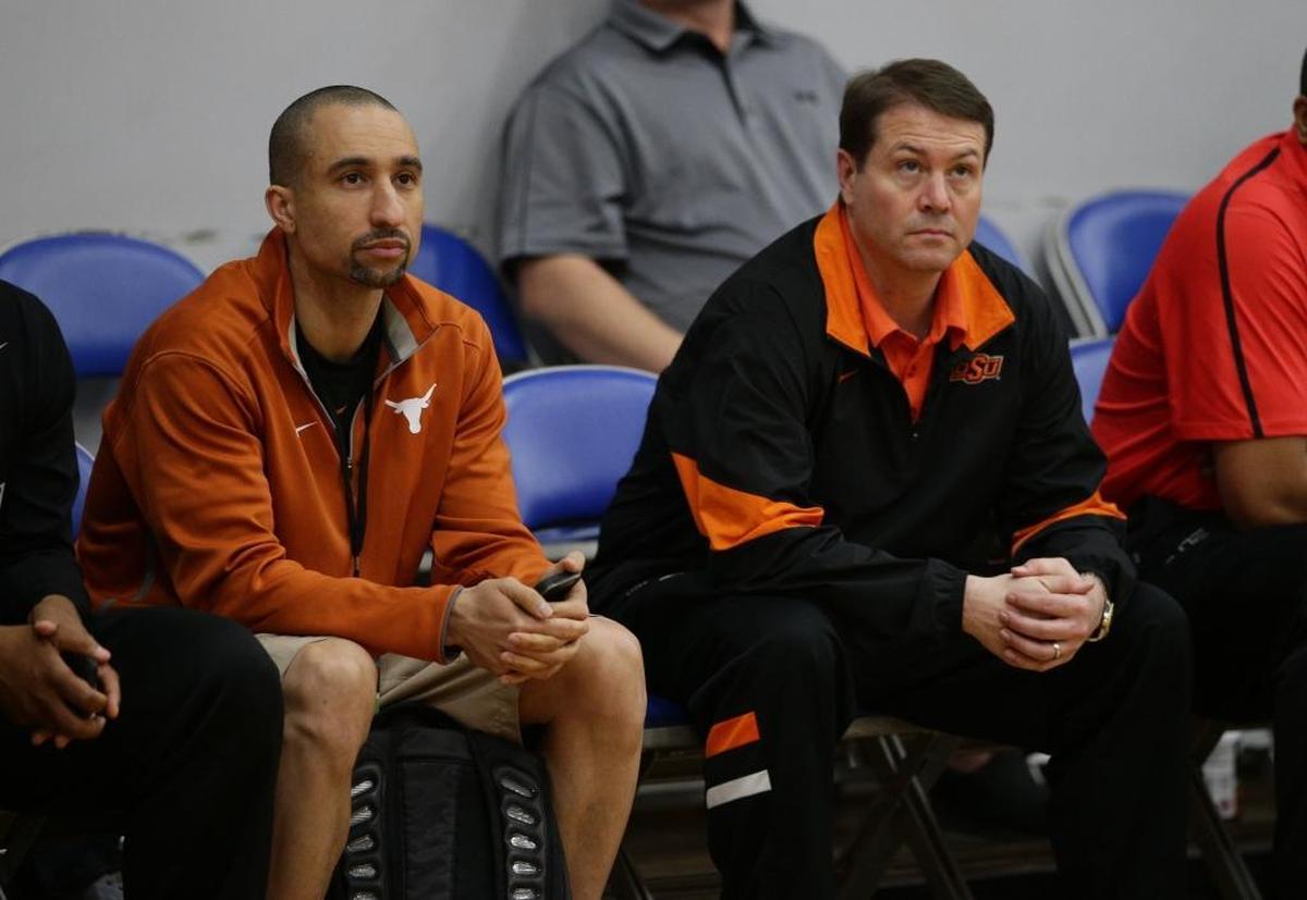 Texas Coach Shaka Smart, left, sat with then-Oklahoma State Coach Travis Ford at a summer basketball game in Lexington in 2015.