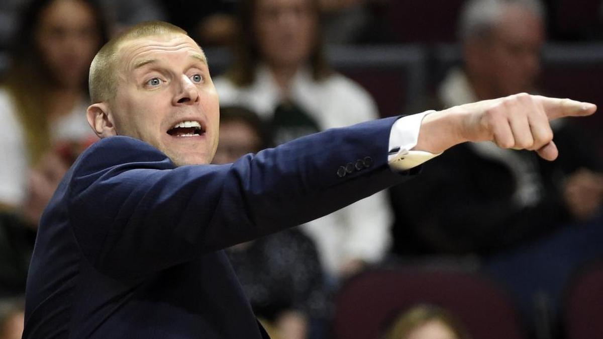 Utah Valley Coach Mark Pope, the former Kentucky center, has the Wolverines off to a 12-5 start.
