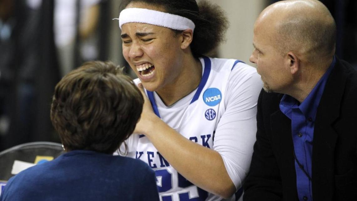 Kentucky guard Makayla Epps winced from a shoulder injury during the second half against Oklahoma.