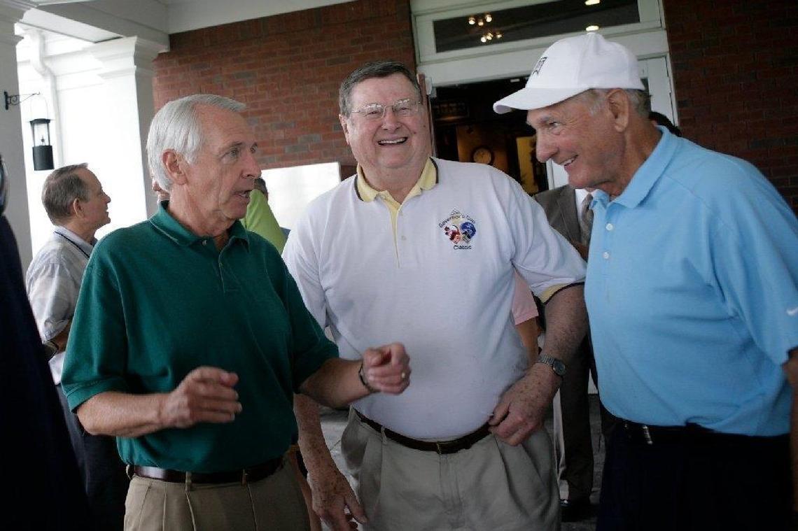 Former Kentucky football great Vito “Babe” Parilli, right, shared a laugh with ex-UK men’s basketball coach Joe B. Hall, center, and then-Kentucky Gov. Steve Beshear in 2009 at the Governor’s Cup luncheon.