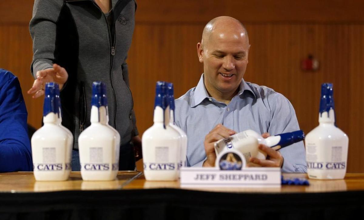 Former Kentucky guard Jeff Sheppard, Most Outstanding Player of the 1998 Final Four, signed a commemorative bottle of Maker’s Mark bourbon at Keeneland in April.