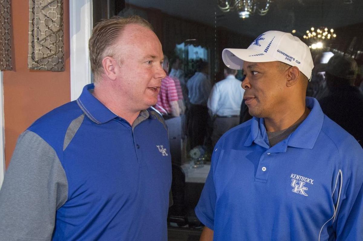 Kentucky Coach Mark Stoops, left, talked with former UK star running back Mark Higgs at the 2015 Governor’s Cup Luncheon in Frankfort. In 1986, Higgs ran for 95 yards and scored the game’s only touchdown in Kentucky’s 10-3 win over Florida in Lexington.
