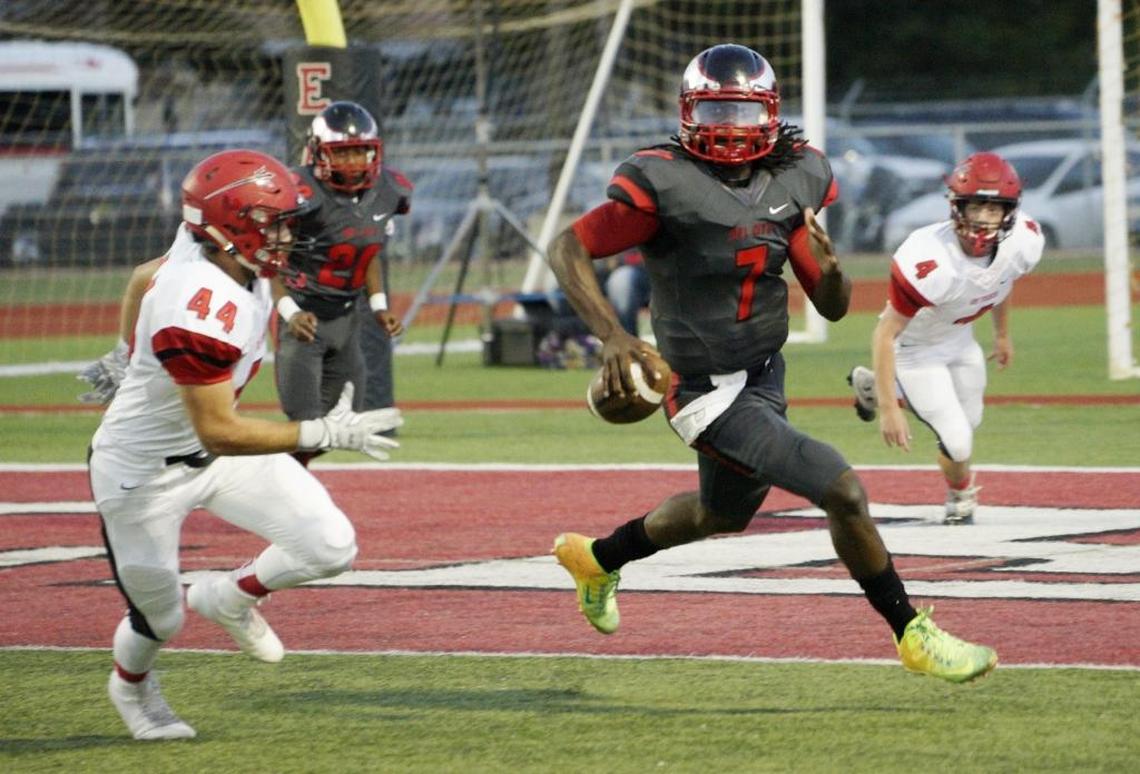 “Touchdown Terry” Wilson (7) ran the ball during his high school career for Dell City in Oklahoma. The new Kentucky Wildcats quarterback ran for 518 yards last season at Garden City Community College in Kansas.