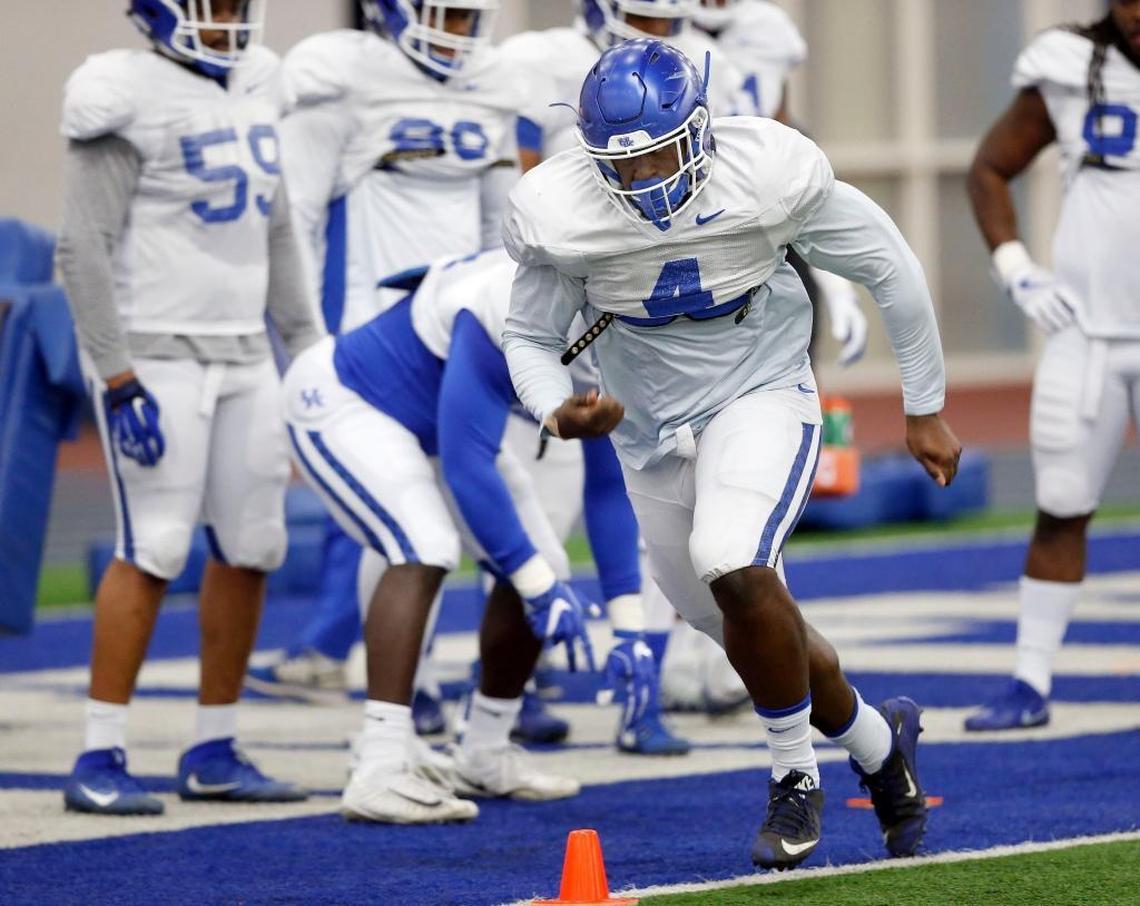 Kentucky sophomore defensive lineman Joshua Paschal returned to the field as a starter on Saturday, four months after being diagnosed with a malignant melanoma on the bottom of his foot this summer.