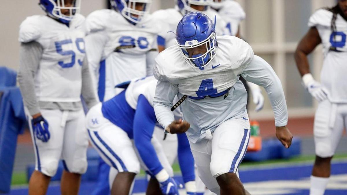 Kentucky sophomore defensive lineman Joshua Paschal returned to the field as a starter on Saturday, four months after being diagnosed with a malignant melanoma on the bottom of his foot this summer.