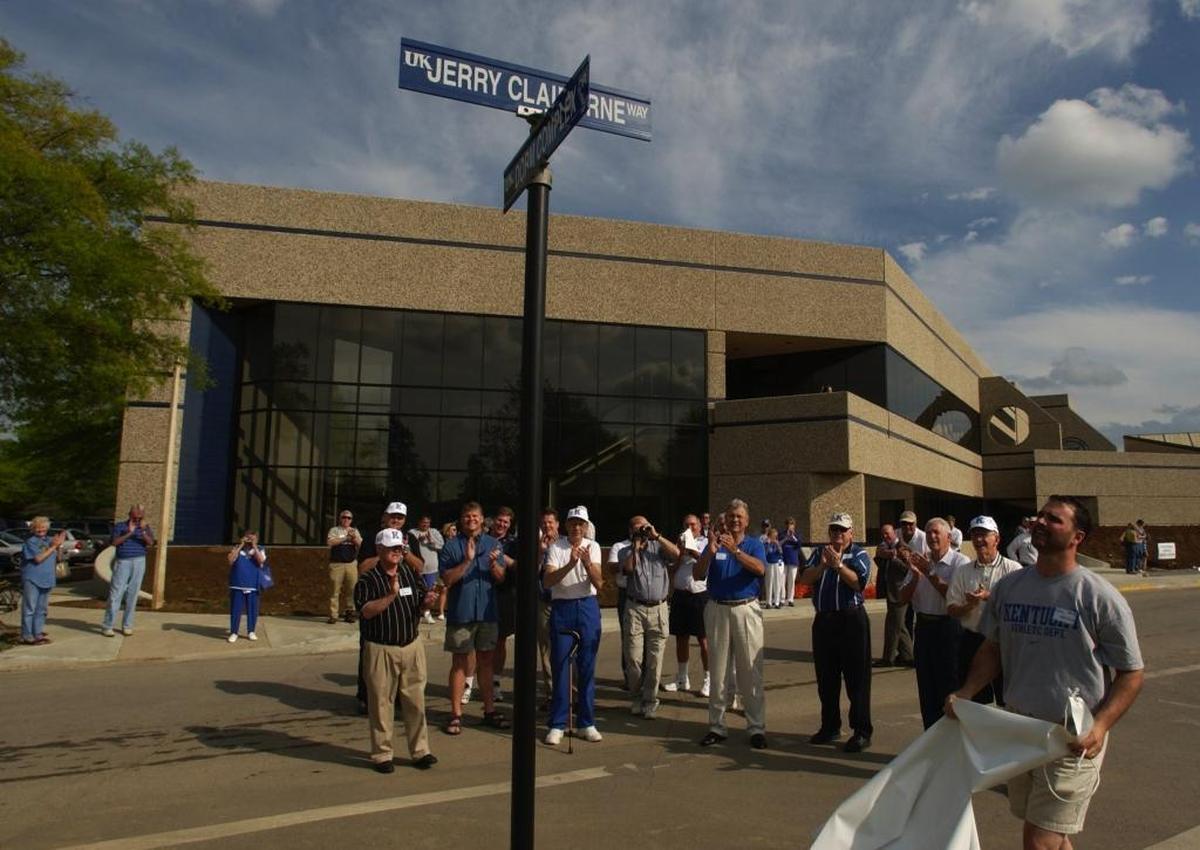 Former Kentucky quarterback Bill Ransdell, foreground, helped UK dedicate “Jerry Claiborne Way” on campus in 2002.