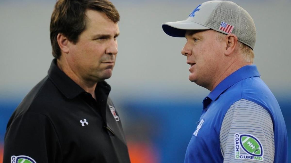 Kentucky Coach Mark Stoops, right, conferred with South Carolina head man Will Muschamp before the Wildcats’ 17-10 victory over the Gamecocks in Lexington last season. On Saturday night, Stoops will try to lead UK to its fourth straight win over South Carolina.