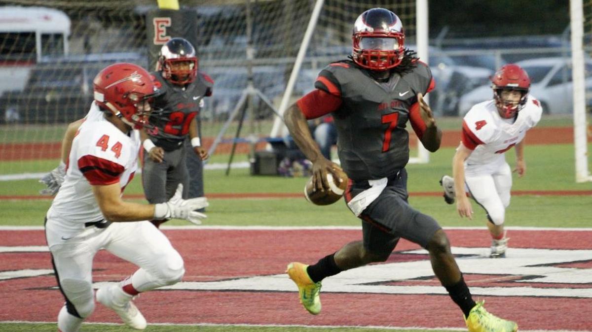 New Kentucky quarterback commit Terry Wilson (7) is the second-ranked junior-college QB in the country according to 24/7 Sports. Wilson, shown during his high school days for Del City in Oklahoma, will have three seasons of eligibility left when he transfers to UK.