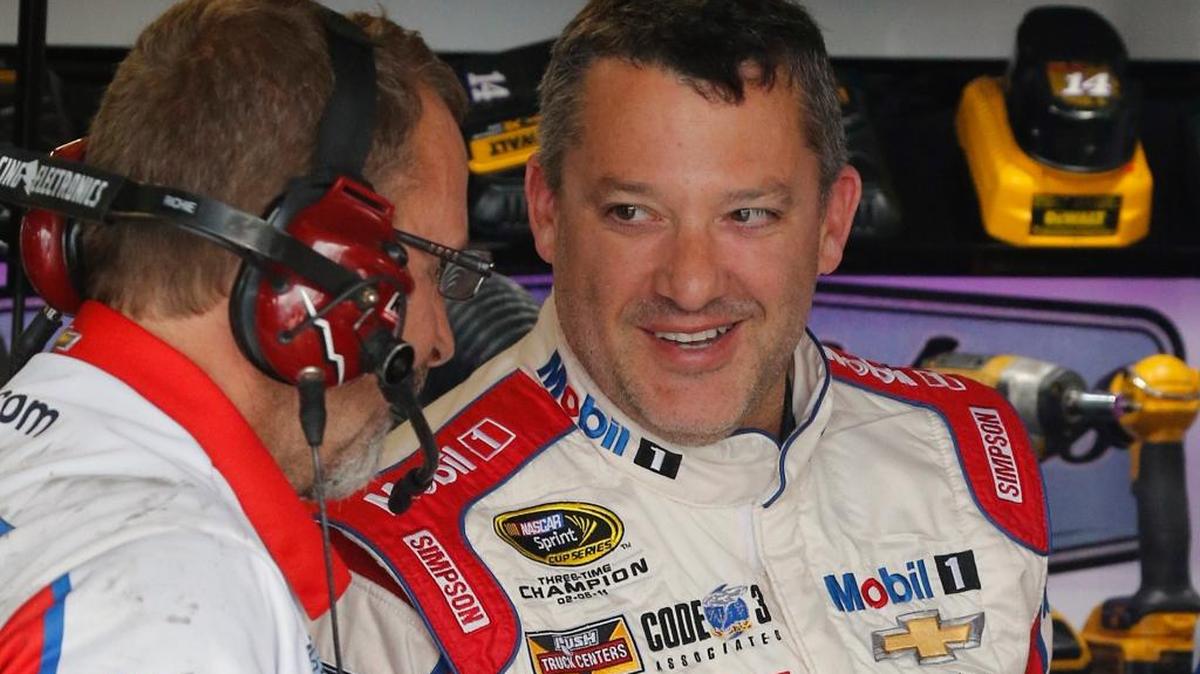 Tony Stewart, right, joked with a crew member during practice for a NASCAR Sprint Cup race at Richmond International Raceway in April. Stewart, in his final season as a regular on the circuit, hopes to cross Kentucky Speedway off the list of tracks where he’s never won.