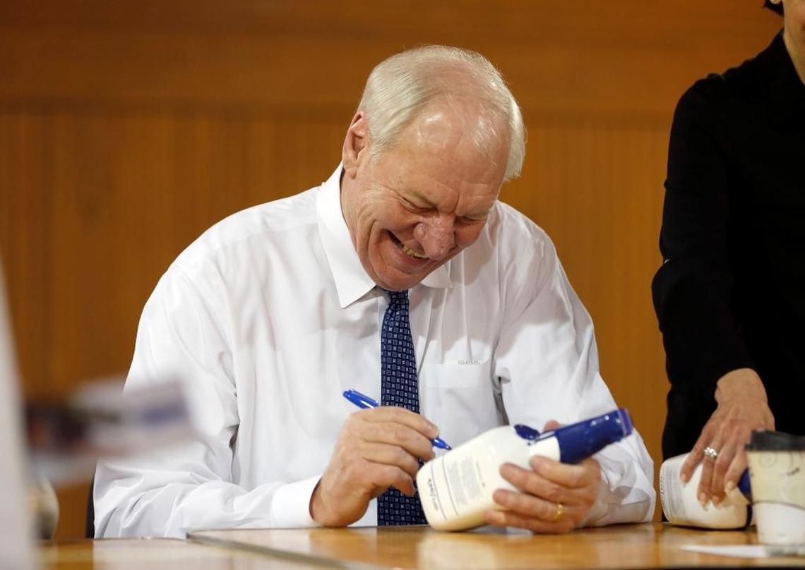 Dan Issel signed a bottle during a Maker’s Mark promotional event at Keeneland in April 2015.