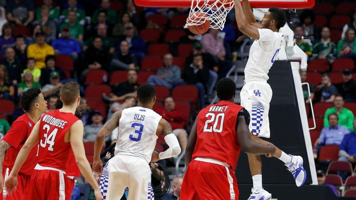 Kentucky Wildcats forward Marcus Lee (00) dunked off a lob pass assist from Kentucky Wildcats guard Tyler Ulis (3) during second half action of UK’s win over Stony Brook in the NCAA Tournament on March 17, 2016.