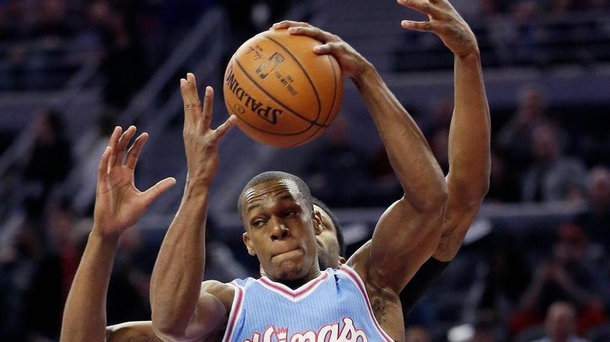Former Kentucky guard Rajon Rondo, shown here last year with the Sacramento Kings, has signed a two-year deal with the Chicago Bulls.