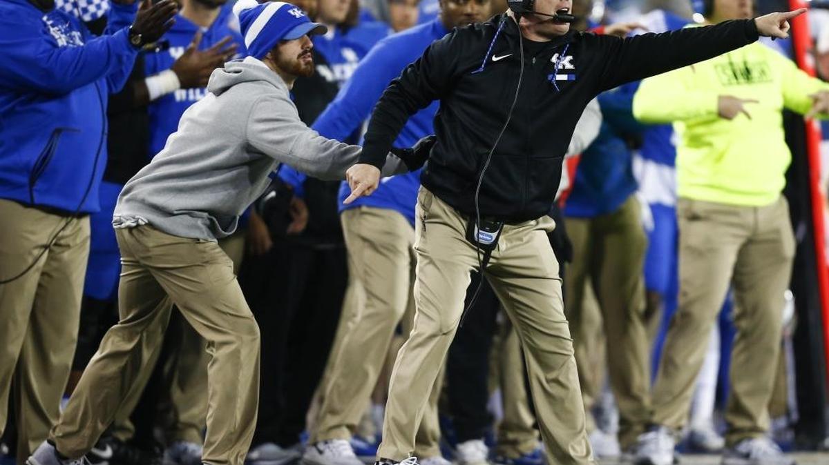 Kentucky head football coach Mark Stoops calls out instructions during UK’s 29-26 win over the Tennessee Volunteers at Kroger Field in Lexington, Ky., Saturday, Oct. 28, 2017.