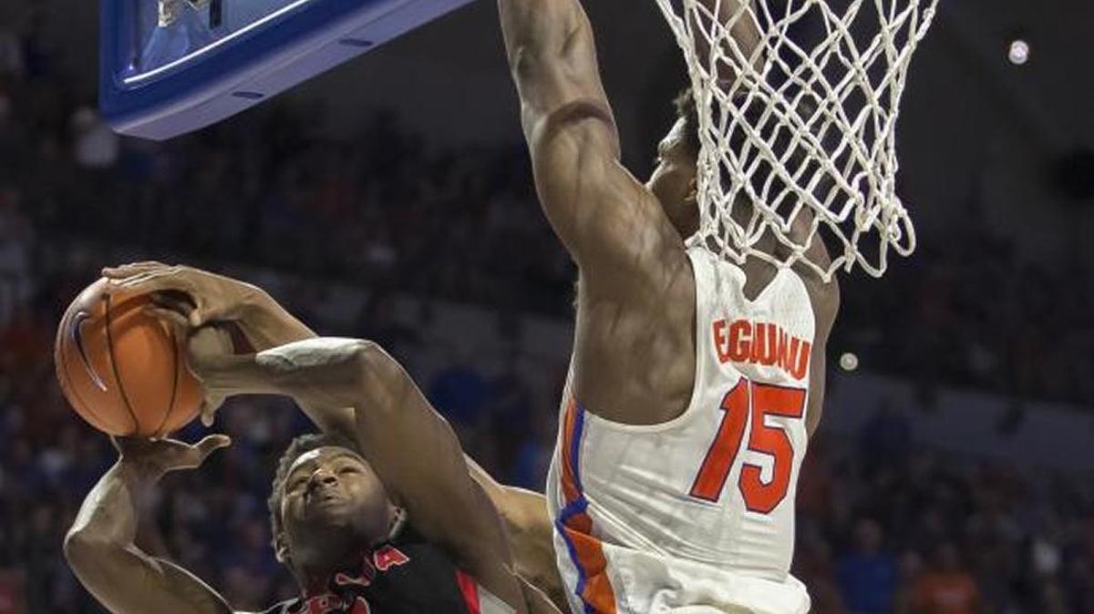 Georgia guard Jordan Harris’ path to the basket is blocked by Florida center John Egbunu during Florida’s 80-76 win over the Bulldogs in Gainesville, Fla. on Jan. 14, 2017.