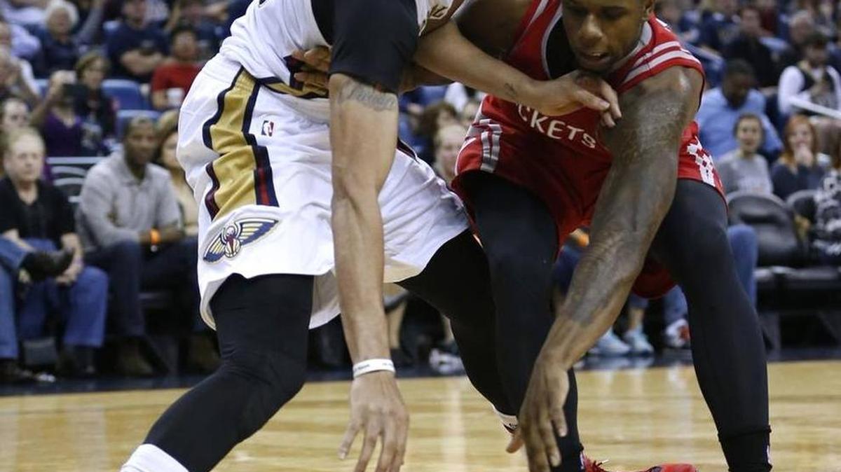 New Orleans Pelicans forward Anthony Davis, left, and Houston Rockets forward Terrence Jones, right, go for the ball during the second half of an NBA basketball game Saturday, Dec. 26, 2015, in New Orleans. Jones has signed with the Pelicans and will be Davis’ teammate in 2016-17.