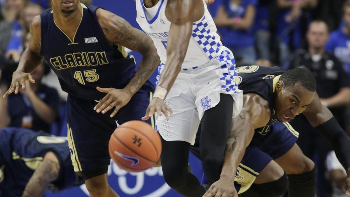 Kentucky’s De’Aaron Fox (0) dribbles through Clarion’s Jamani Pierce (15) and Akeem Williams, right, in the first half of UK’s 108-51 exhibition win at Rupp Arena in Lexington, Ky, on Oct. 30, 2016.