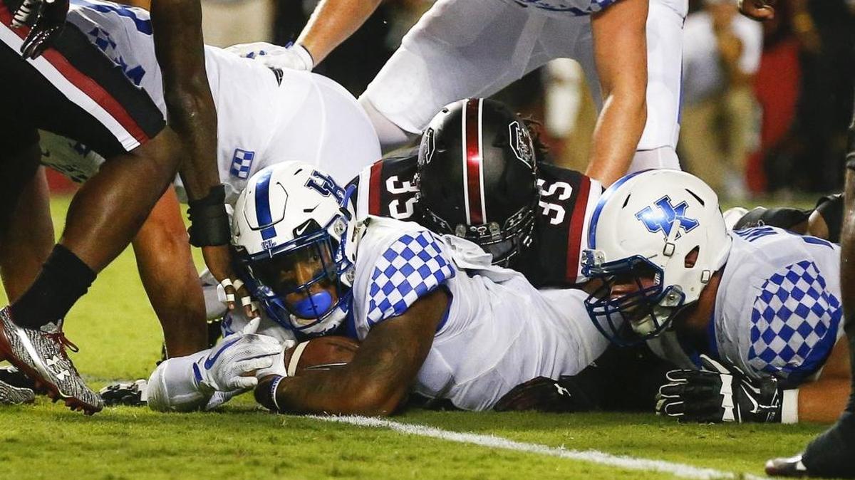 Kentucky running back Benny Snell Jr. (26) scores past South Carolina defenders during UK’s 23-13 victory at William Brice Stadium in Columbia, S.C., Saturday, Sept 16, 2017.