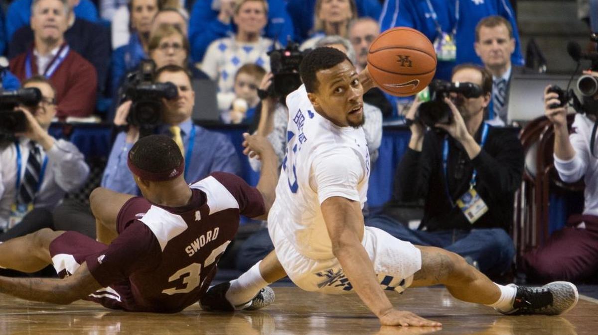 Kentucky guard Isaiah Briscoe, right, fights for a loose ball with Mississippi State guard Craig Sword in the second half. The University of Kentucky hosted Mississippi State, Tuesday, Jan. 12, 2016 at Rupp Arena in Lexington.