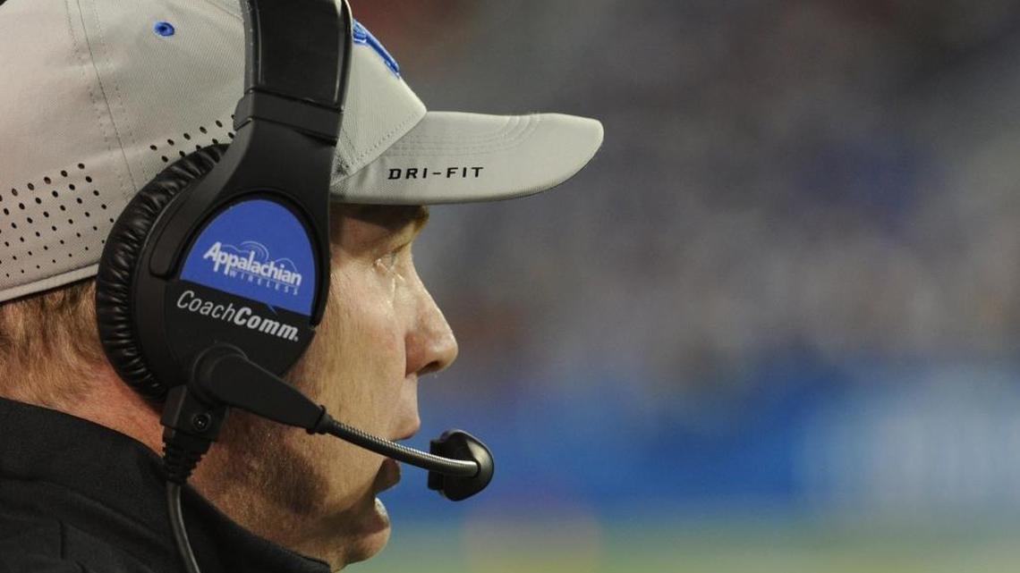 UK head coach Mark Stoops during the 2nd quarter of the Kentucky-Georgia football game at Commonwealth Stadium on Saturday, Nov. 5, 2016.