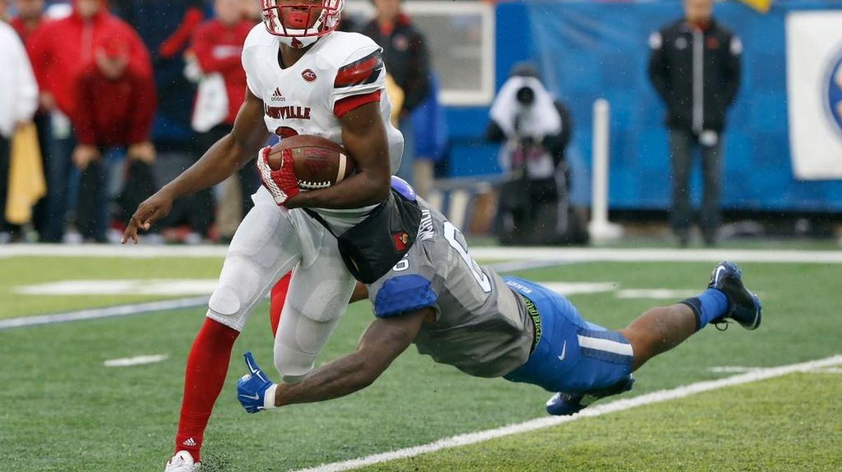 Louisville Cardinals quarterback Lamar Jackson (8) escaped the tackle attempt by Kentucky Wildcats defensive end Jason Hatcher (6) as the University of Kentucky played the University of Louisville at Commonwealth Stadium in Lexington, Ky., Saturday, November 28, 2015. This is fourth quarter action. Louisville won 38-24.