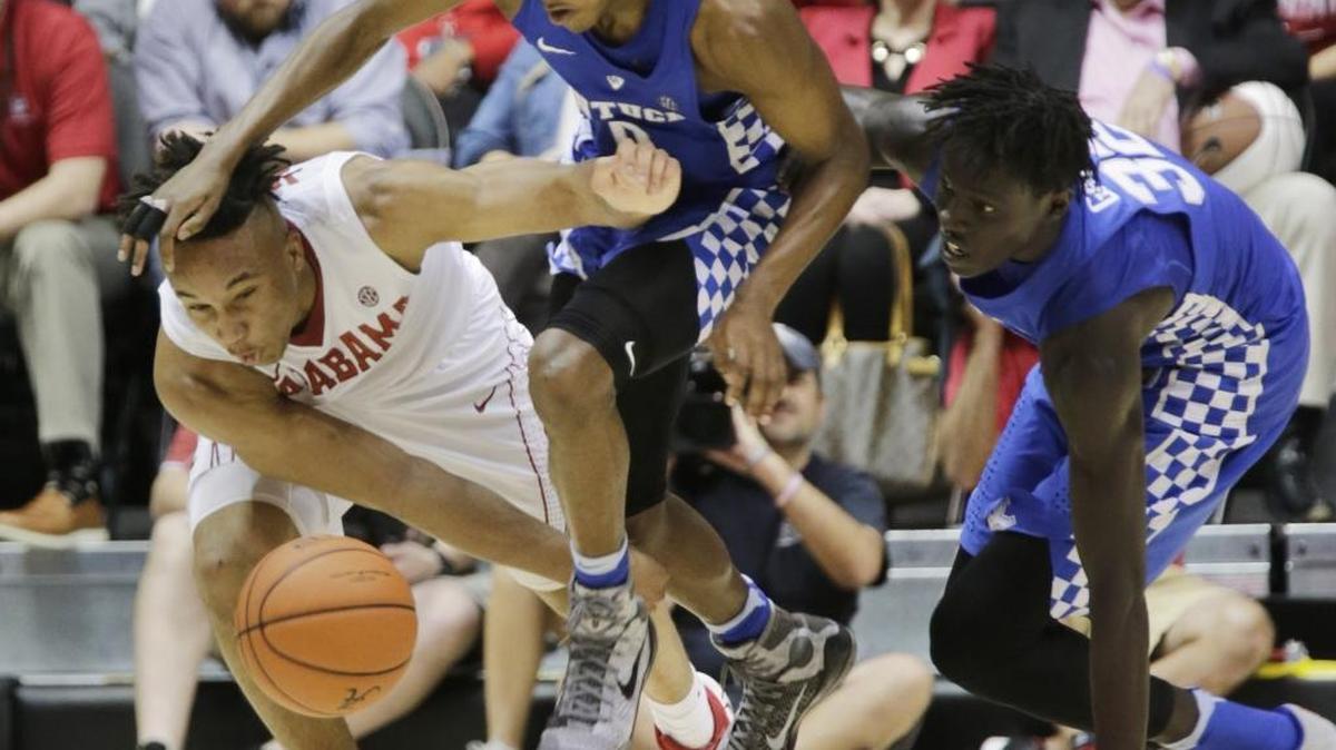 Kentucky guard De’Aaron Fox (0) beat Alabama guard Dazon Ingram (12) to the ball during the second half of UK’s 67-58 win over Alabama at Coleman Coliseum in Tuscaloosa, Alabama, on Feb. 11, 2017.