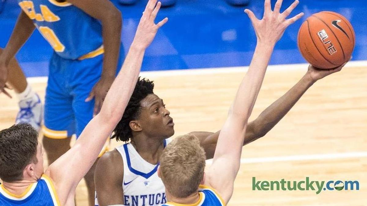 Kentucky’s De’Aaron Fox drives on UCLA during UK’s 97-92 loss to the Bruins on Dec. 3, 2017.