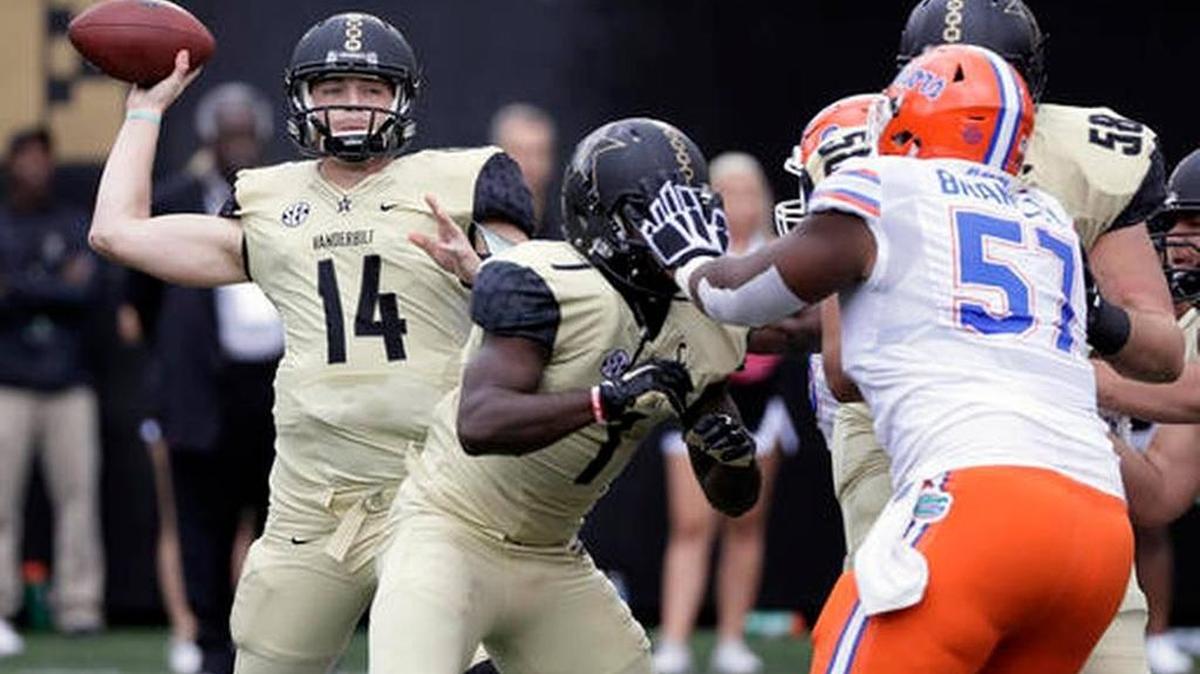 Vanderbilt quarterback Kyle Shurmur attempts a pass in the Commodores’ loss to Florida last Saturday. Shurmur completed nine of 25 passes for 82 yards with one interception as Vandy fell 13-6.