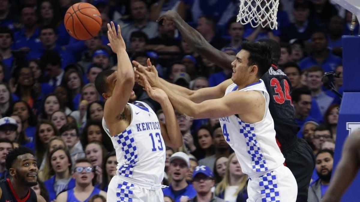 Kentucky guard Isaiah Briscoe (13) and forward Tai Wynyard (14) fail to control a rebound in UK’s overtime win over Georgia on Tuesday, January 31, 2017 in Lexington, Ky.