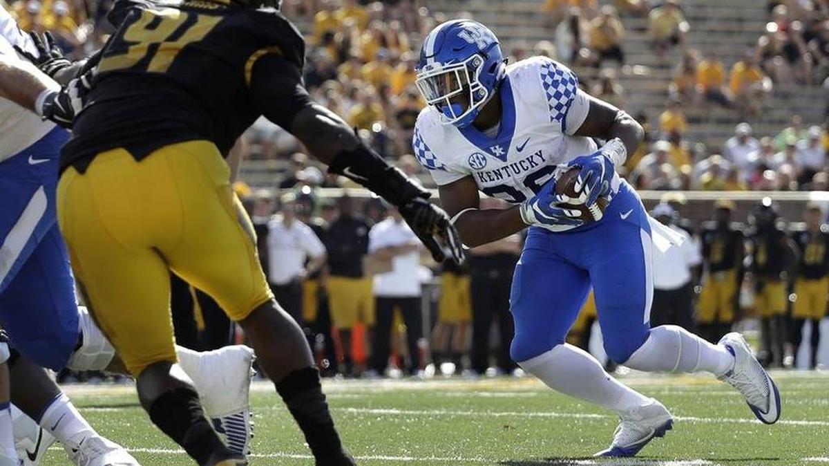 Kentucky running back Benny Snell Jr. heads for the end zone past Missouri defensive end Charles Harris on a one-yard touchdown run during the first half of UK’s 35-21 win over the Tigers on Saturday, Oct. 29, 2016, in Columbia, Mo.