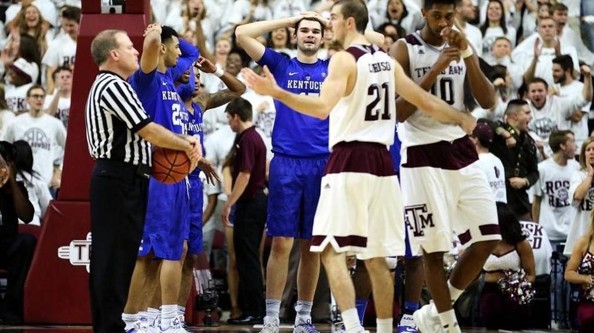 Kentucky’s Isaac Humphries, center, reacted after having a technical foul called on him during overtime Saturday against Texas A&M. The Aggies won 79-77.