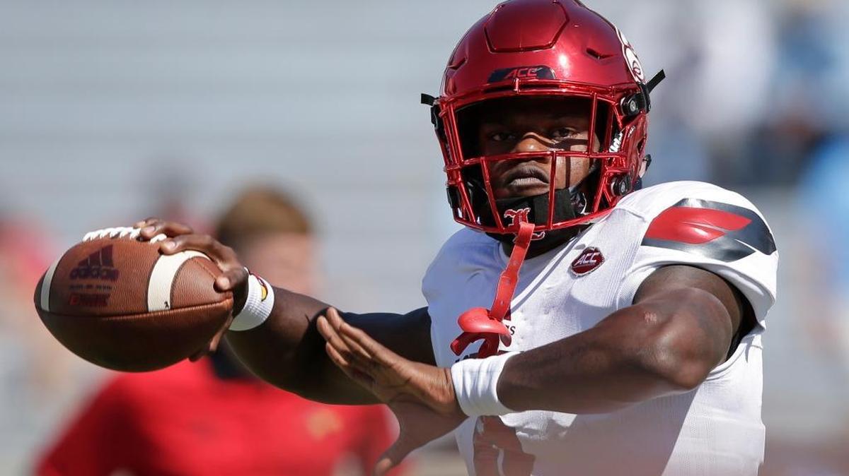 Louisville quarterback Lamar Jackson (8) warms up prior to his team’s win over North Carolina in an NCAA college football game in Chapel Hill, N.C., Saturday, Sept. 9, 2017. No. 14 Louisville plays host to No. 3 Clemson on Saturday, Sept. 16, 2017 at Papa John’s Cardinal Stadium.