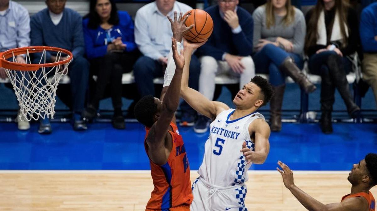 Kentucky freshman forward Kevin Knox (5) drove to the basket while contested by a Florida defender during UK’s 66-64 loss to the Gators in Rupp Arena on Saturday Jan. 20, 2018 in Lexington, Ky.
