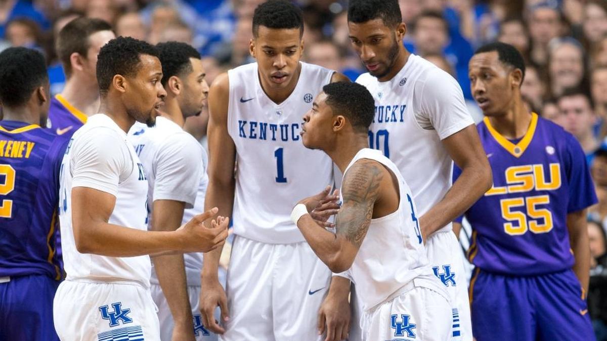 Kentucky guard Tyler Ulis huddles his team during a free throw situation in the second half. The University of Kentucky hosted the LSU Tigers, Saturday, March 05, 2016 at Rupp Arena in Lexington .