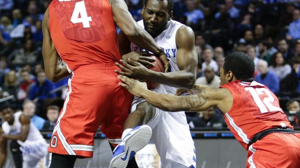 Kentucky Wildcats guard Dominique Hawkins (25) got tied up in the lane for a jump ball as Kentucky played Ohio State on Saturday December 19, 2015 in Brooklyn, NY