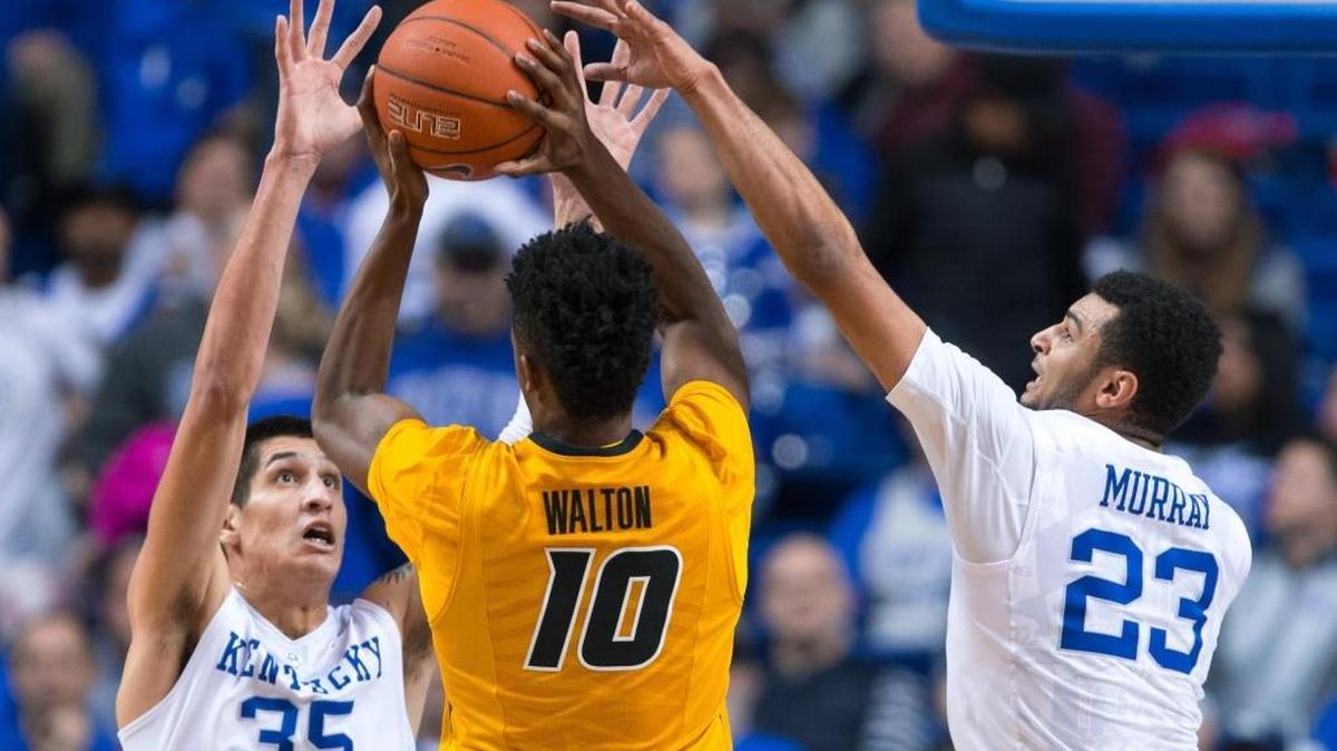 Kentucky forward Derek Willis, left, and guard Jamal Murray defended Missouri guard K.J. Walton in the second half. Kentucky beat the Tigers, 88-54.