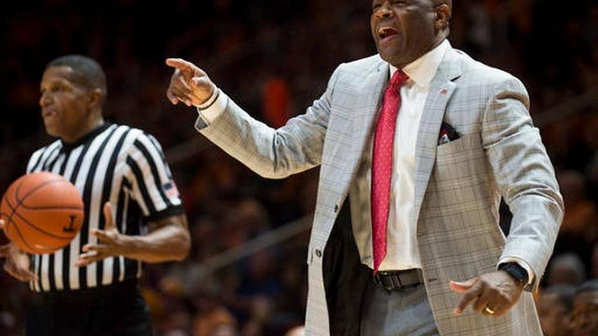Arkansas head coach Mike Anderson yells at his players during his team’s 82-78 win over Tennessee in Knoxville, Tenn., Tuesday, Jan. 3, 2017.