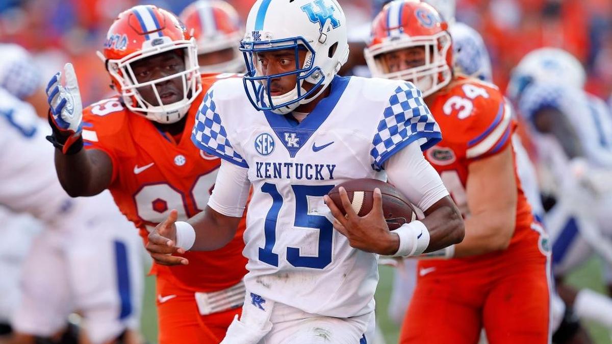 Kentucky quarterback Stephen Johnson (15) ran the ball during his team’s 45-7 loss to Florida in Ben Hill Griffin Stadium in Gainesville, Fl., Saturday, September 10, 2016.