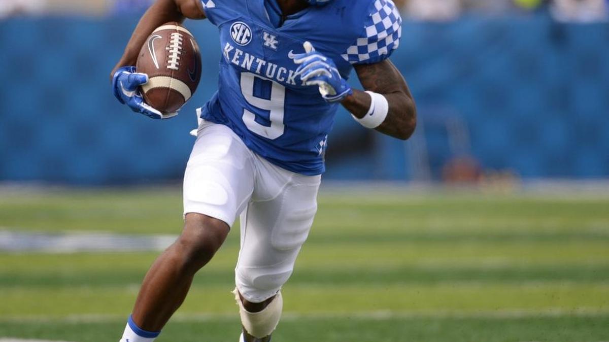 Kentucky wide receiver Garrett Johnson runs after a catch during UK’s 27-16 win over Eastern Kentucky at Kroger Field in Lexington, KY on Saturday, September 9, 2017.