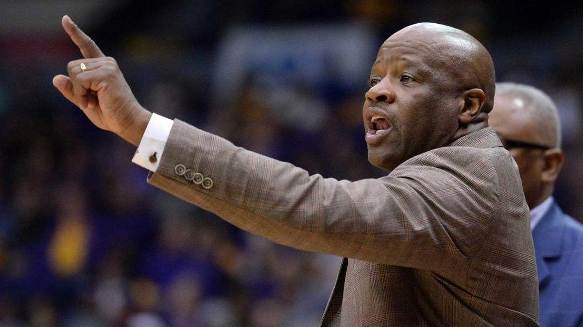Arkansas coach Mike Anderson leads his Razorbacks against visiting Kentucky on Thursday night.