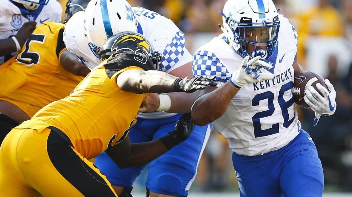 Kentucky running back Benny Snell Jr. (26) carries the ball during the team’s 24-17 win at Southern Miss at M.M. Roberts Stadium in Hattiesburg, Miss., Saturday, Sept. 2, 2017.